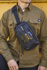 CAT crossbody taška Tech United - čierna